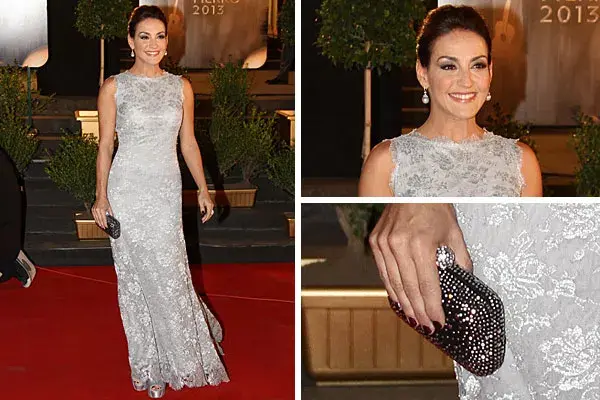 Eleonora Wexler, con un vestido en gris plata, bordado con flores