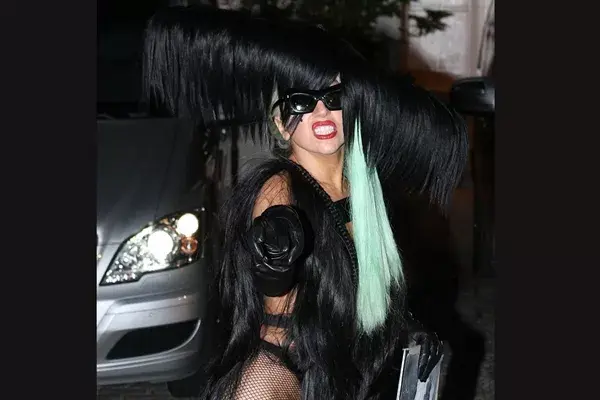 De negro, Gaga con el sello Le Mindu de la cabeza a los pies