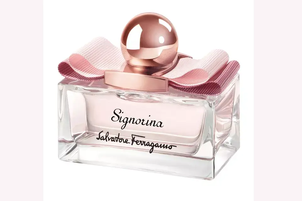 Signorina, de Salvatore Ferragamo. Corazón de jazmín, peonía y rosas. Condimiento de pimientas. $566, 100 ML