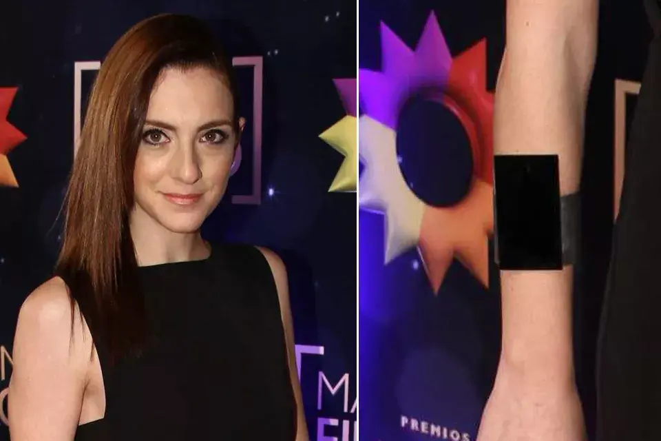 Julieta Zylberberg siguió la línea de su look con peinado y accesorios bien net. Apostó al pelo lacio y pulsera geométrica