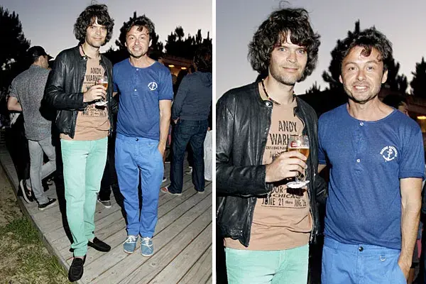 Eduardo Costantini y Wally Diamante, ambos con jeans de colores, estuvieron en la fiesta de Stella Artois. El evento se hizo al atardecer, en Las Cárcavas, en Punta del Este