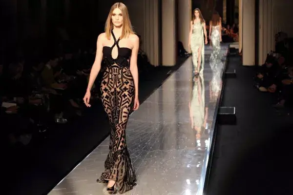 Bordados que simulan tatuajes, mucho brillo y una colección inspirada en Grace Jones