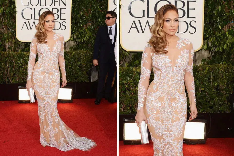 Jennifer Lopez con un vestido muy sensual con transparencias y al cuerpo