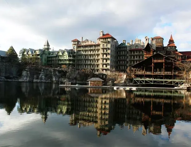 Una excursión por el medio del bosque durante dos horas, para luego encontrarse con esto: Mohonk Mountain House