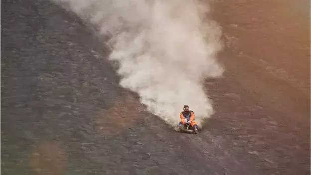 Muchos turistas se deslizan en tablas por las arenosas laderas del volcán Cerro Negro, cercano a León.