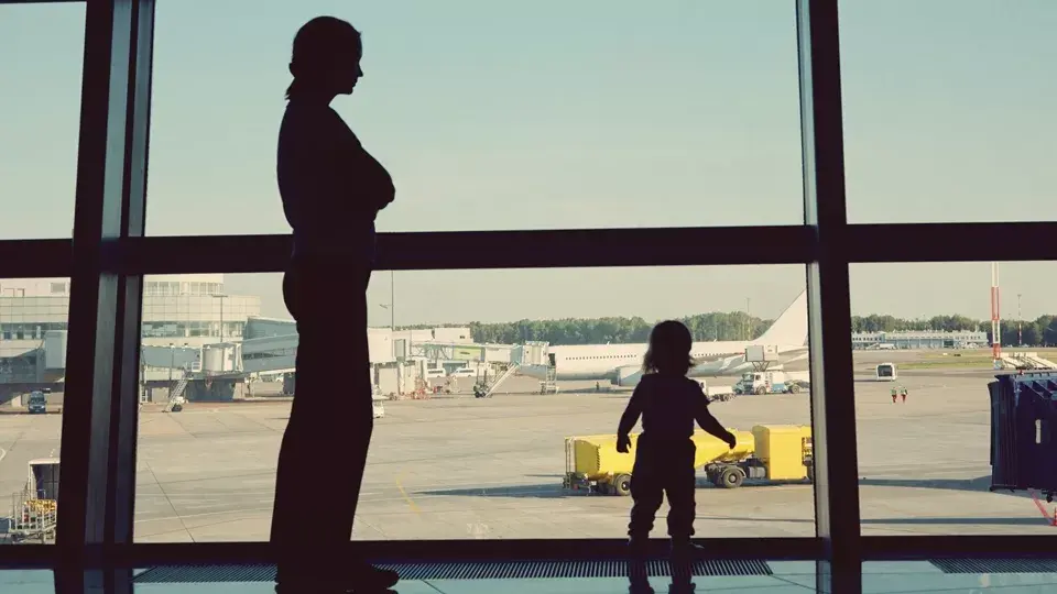 Viajar con niños en vuelos de larga duración puede ser un gran desafío