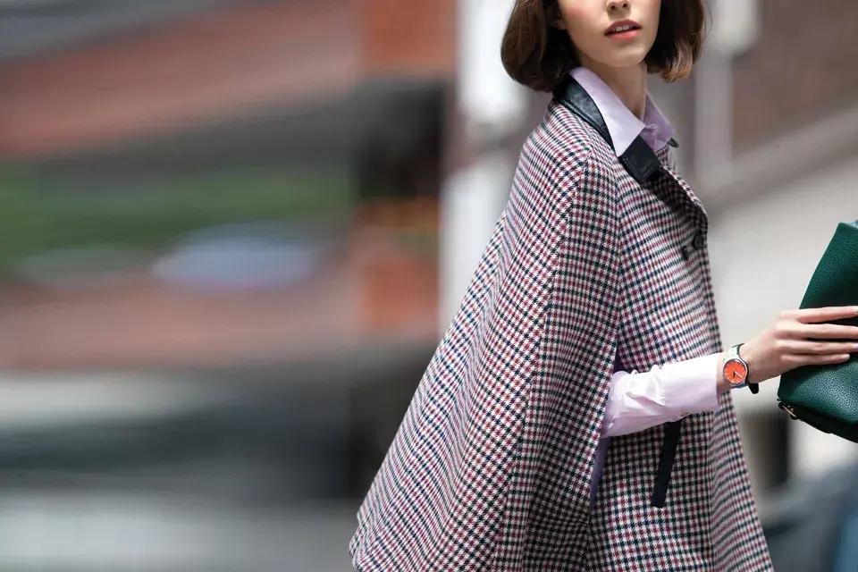 Capa (Paula Cahen D’anvers, $4500). Camisa (Las Pepas, $2490), Jeans (Cher), Reloj (Swatch, $1095), Sobre (Lacoste, $1999)