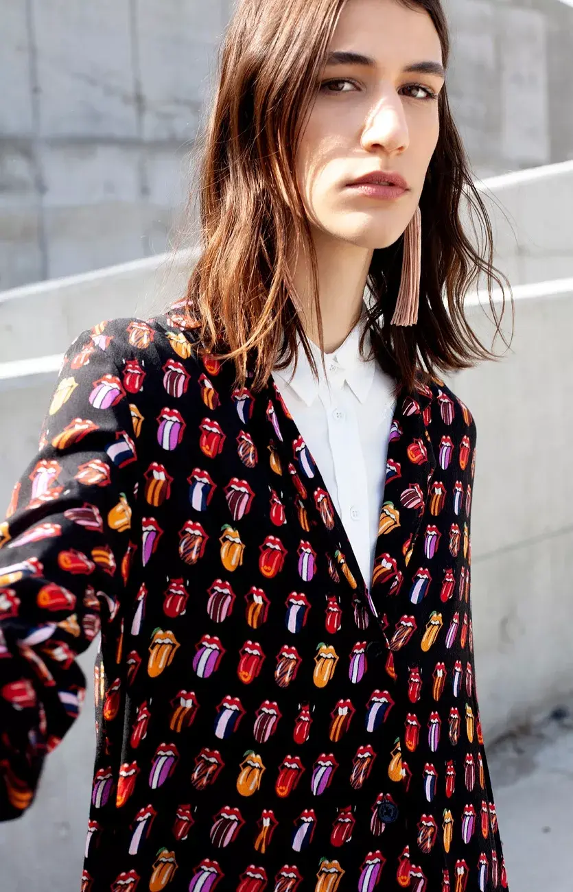 Saco (Ay Not Dead, $2885), camisa (Levi’s, $1890), aros (Luna Garzón, $1100).