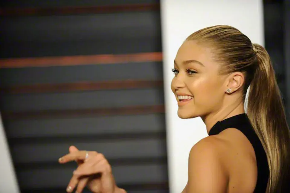 Gigi tiene unas facciones divinas, por eso todos los peinados recogidos le sientan muy bien.