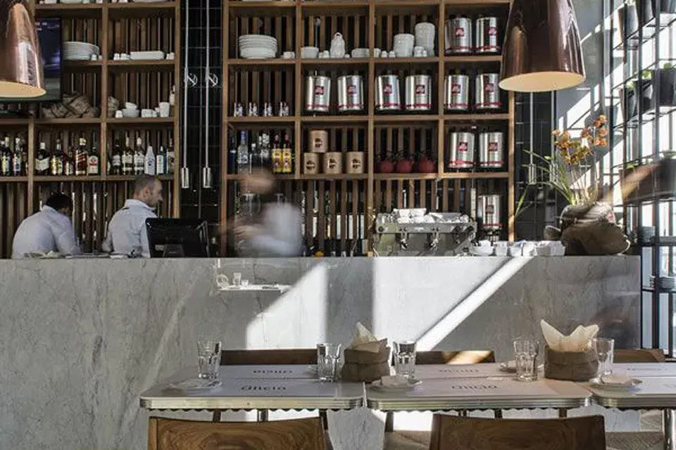 Alicia ofrece uno al mejor estilo americano: caffelatte con huevo revuelto, crocante de panceta, tostadas y jugo de naranja