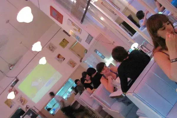 En vaso típico de merendero americano, tomate un licuado de banana en Muu Lechería de Palermo