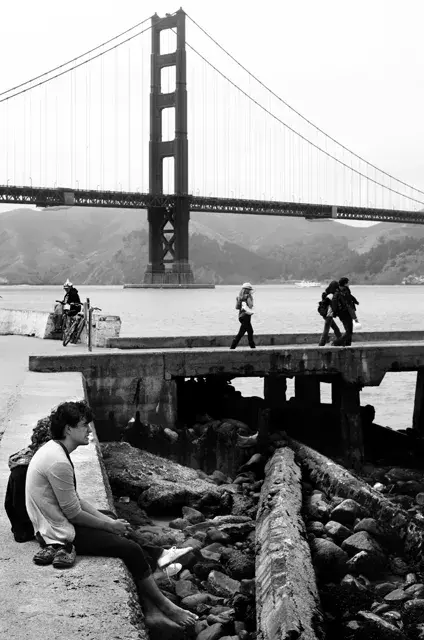 Muchas personan pasan sus ratos libres en los alrededores del puente Golden Gate