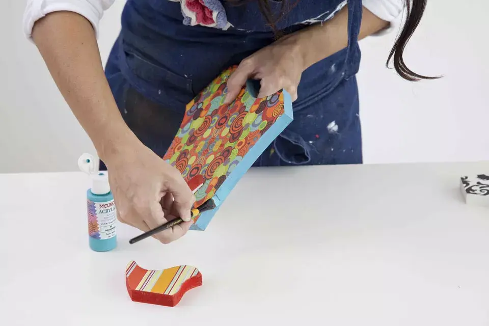 4/ Listo, pintar los cantos de ambos pajaritos con colores que combinen con la servilleta. Si se quiere, se puede barnizar todo el trabajo para que no se le adhiera el polvo y sea más fácil limpiarlo