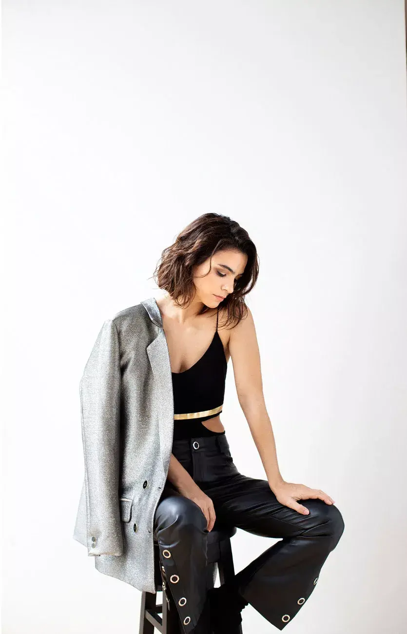  Blazer metalizado (Kimeika, $2149), body (Uma, $2200), pantalón de ecocuero (Comité Apparel, $3000), sock boots (Blaquè, $4190) 