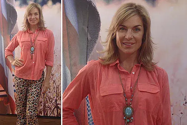 Paula Trapani eligió pantalones estampados y camisa en color coral para ir a conocer la nueva colección de India Style