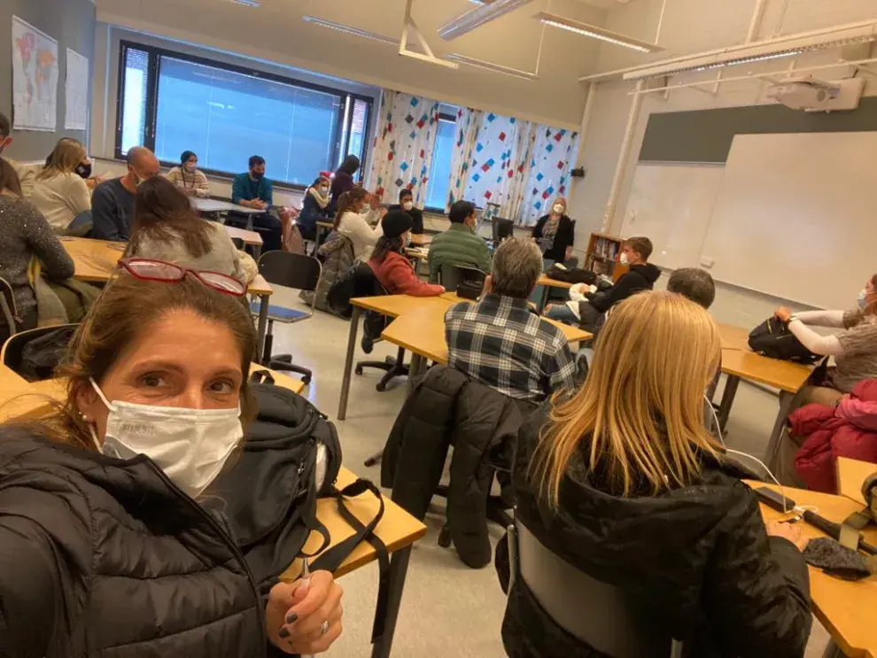 Paula participó de una clase en una escuela secundaria de Finlandia; allí se discutieron sistemas educativos de ese país en contraste con la experiencia española