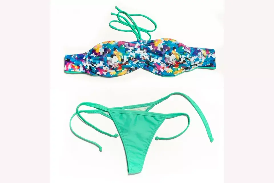 Bandeau reversible con estampado collage  y con tanga cola less Cocot,  $228