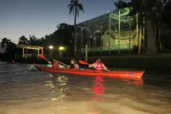 La remada nocturna consiste en navegar a la luz de la luna llena, recorriendo ríos y arroyos