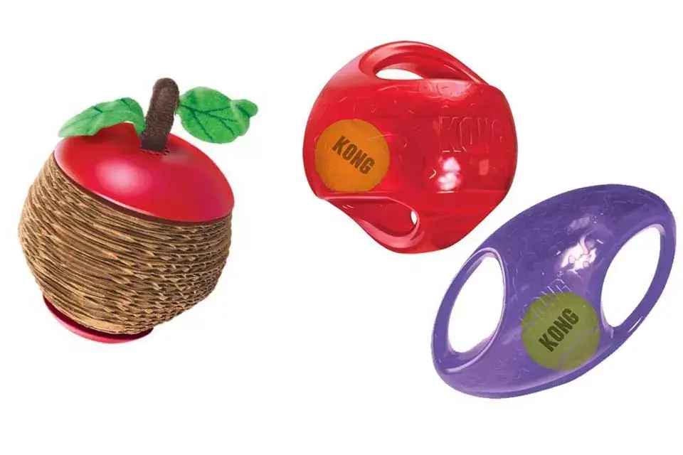 Scratch Apple. Juguete con hierba gatera con el tacto irresistible de un rascador de cartón corrugado. Jumbler, pelota dos en uno con chirriador que invita al juego. Desde $250 cada uno, Waggy Veterinaria y Petshop