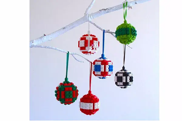 ¿Decorarías tu árbol con adornos hechos de piezas de Lego? Los podés armar a tu gusto y jugar un rato