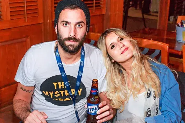 Micaela Tinelli y su novio, Tutti Diez, disfrutaron de una rica cerveza y posaron enamorados para la lente de los fotógrafos