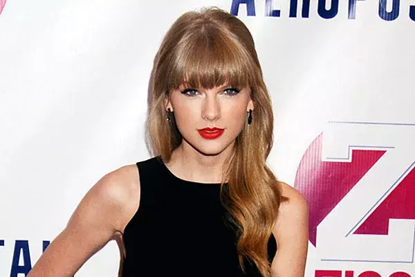 Taylor Swift, con el flequillo hacia adelante, por debajo de las cejas; ¿qué te parece?