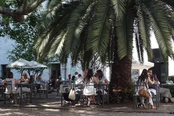 En un patio increíble, refrescate con un licuado de maracuyá y naranja