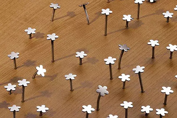 Clavos en forma de florcitas; ¿los tendrías en tu casa?