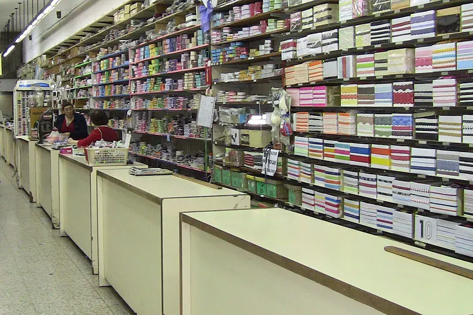 En el local, que es amplísimo, tienen un sector de venta por menor y otro, por mayor