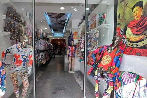 El local tiene unos cuadros de Frida Kahlo divinos