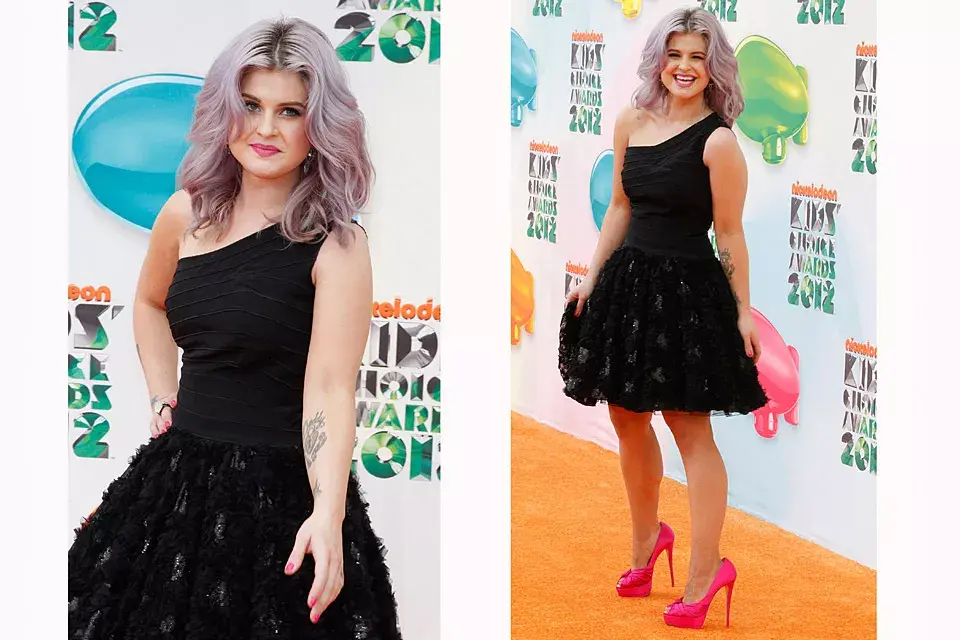 Kelly Osbourne optó por un little black dress de asimétrico que combinó con stilettos en fucsia