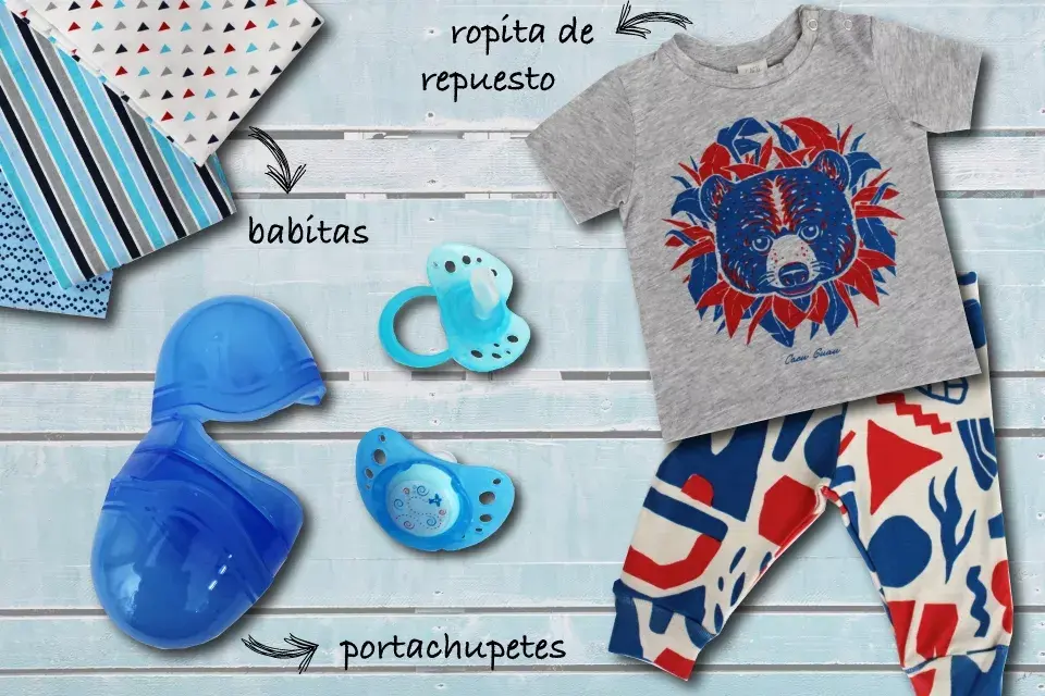 Remera $252 y Pantalón $370 de Cacu Guau / Portachupetes y chupetes de Chicco