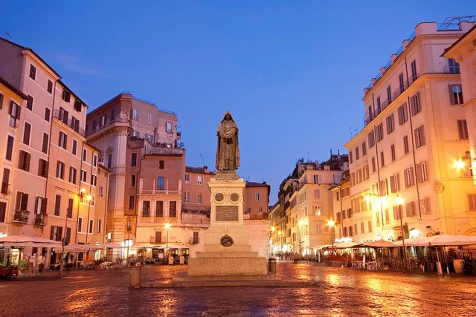 Ubicado entre la bellísima Piazza Navona y Piazza Farnese, cada mañana el lugar se convierte en uno de los destinos turísticos más visitados de la ciudad