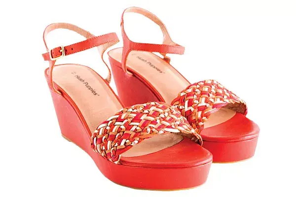 Plataformas de cuero con tiras trenzadas, (Hush Puppies, $680)