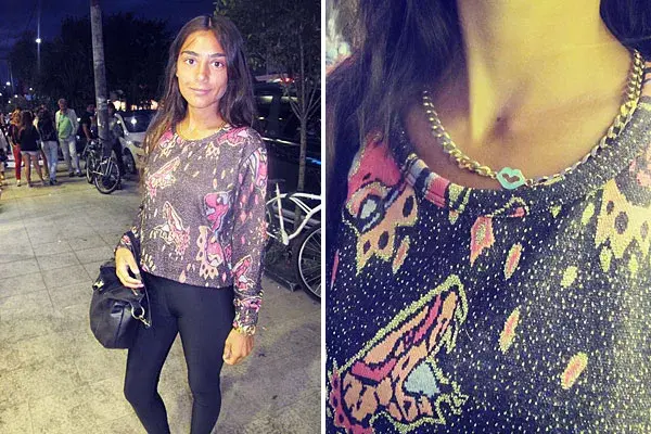 Para salir a la noche, un conjunto bien cómodo con calzas y remera estampada. ¡Divino el collar!