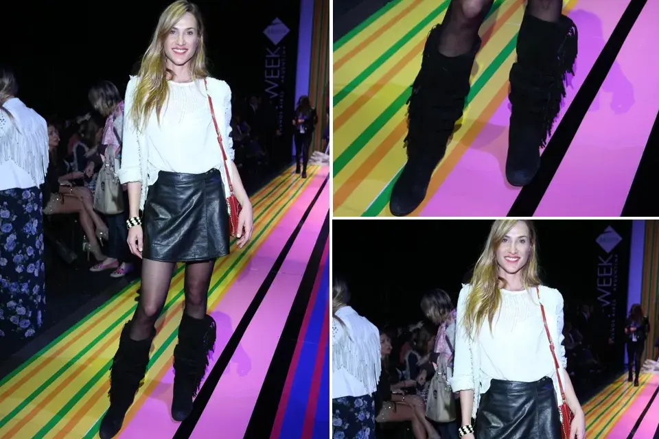 ¿Qué te parece lo que se puso Lara Bernasconi? Blazer, pollera de cuero y botas con flecos