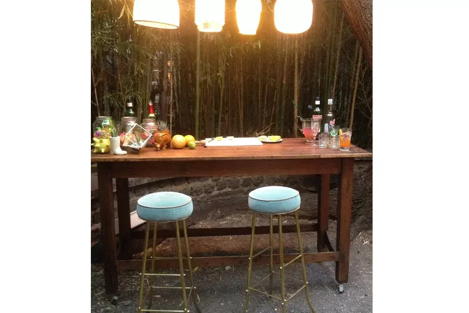 La barra de madera es de La Mersa y las banquetas de Laboratorio de Objetos