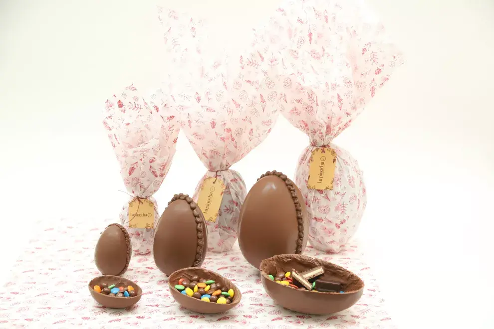 Huevos de Pascua de La Pinocha, en tres tamaños diferentes: cuestan $700 el huevo de 100 gramos, $1750 el de 250 gramos, $3500 el de 500 gramos.