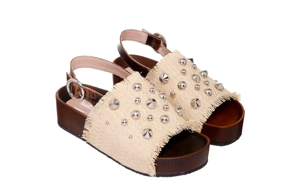 Sandalias con tachas, Lu Boloque, $3290