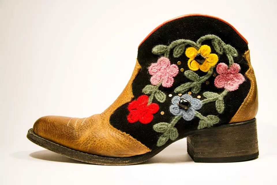 Botitas texanas con flores bordadas (Clara Barceló, $2630)