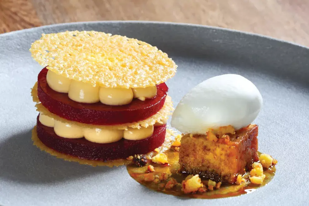 Tranqui el postre del restó criterión: Obleas de achiras con gel de mora, cremoso de chocolate blanco y melao con sorbete de cuajada