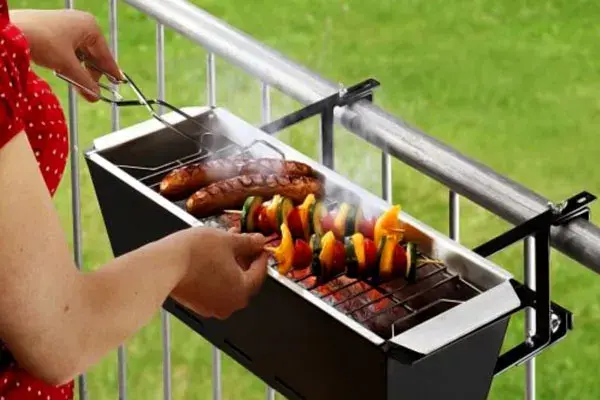 Como si se tratara de un macetero para colgar en el balcón, esta mini parrilla es ideal para los que quieren darse un gustito dominguero en un noveno piso