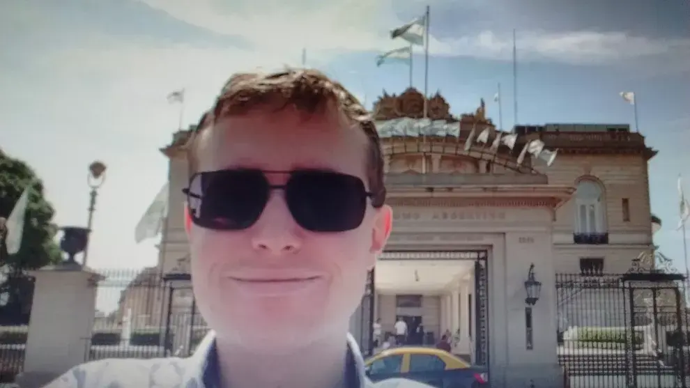 Henrik Jeppsen con el Hipódromo de Palermo a sus espaldas