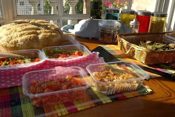 Una picada completa con pan casero, verduras y salsas muy variadas