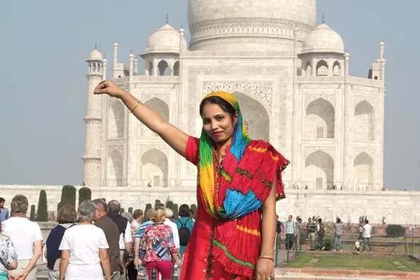 Un clásico turístico en el Taj Mahal. simular que lo sostenés de la puntita para la foto