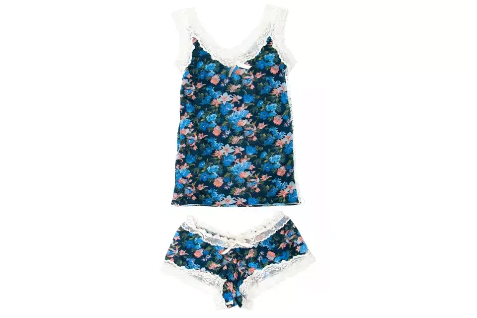 Conjunto de musculosa y culotte con florcitas (La braga, $390)