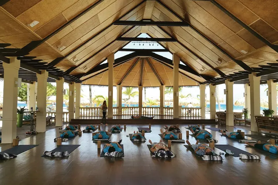 En el resort manchebo, las clases de yoga arrancan a las 8 y hay todos los días, en varios turnos