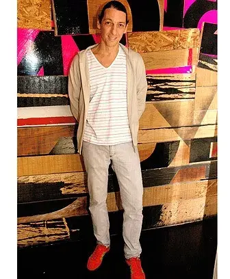 HUMBERTO TORTONESE. Ellos también quieren llamar la atención: el actor, eligió unas zapatillas rojas furiosas para resaltar un conjunto crudo.
