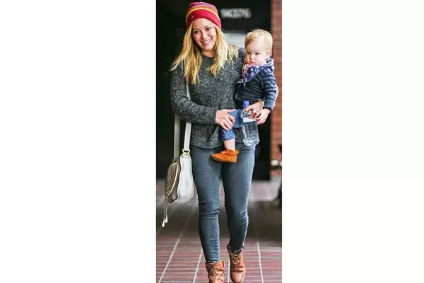 El pequeño Luca lookeado para salir de paseo con su madre