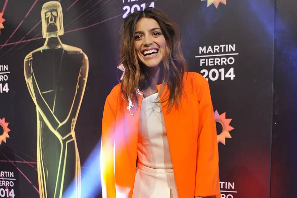 Calu Rivero, con un peinado onda ´despeinado´, con movimiento. ¿Da para una alfombra roja?